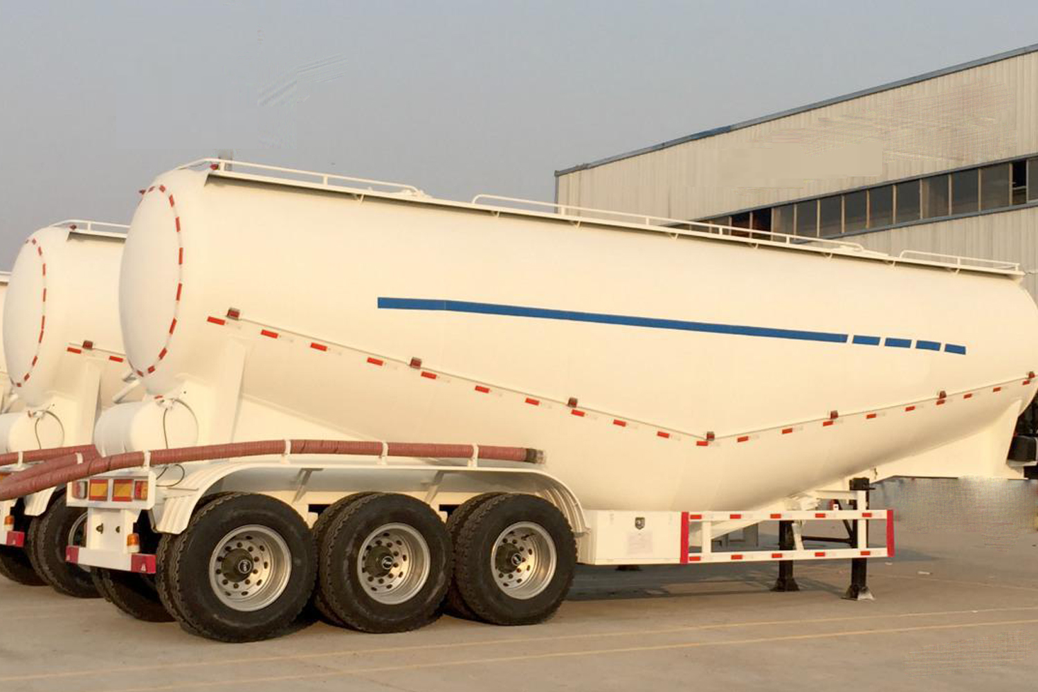 Powder and particle transport semi-trailer